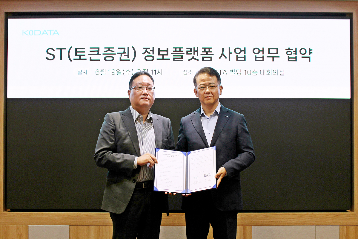 ▲19일 서울 여의도 한국평가데이터 본사에서 이호동 대표(오른쪽)와 정신욱 한국디지털자산정보 대표가 기념사진을 촬영하고 있다. (출처=한국평가데이터)