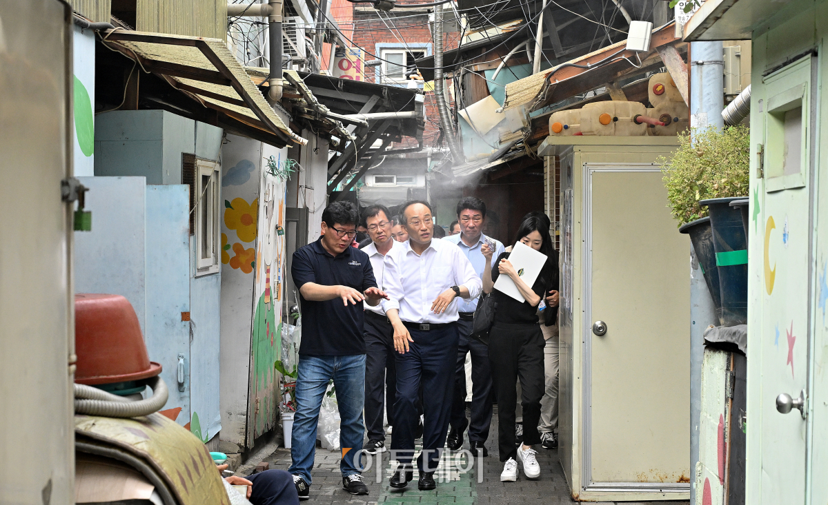 ▲추경호(앞줄 가운데) 국민의힘 원내대표가 20일 오후 서울 영등포구 쪽방촌을 방문해 여름철 재난 안전대비 현장점검을 하고 있다. 국회사진취재단
