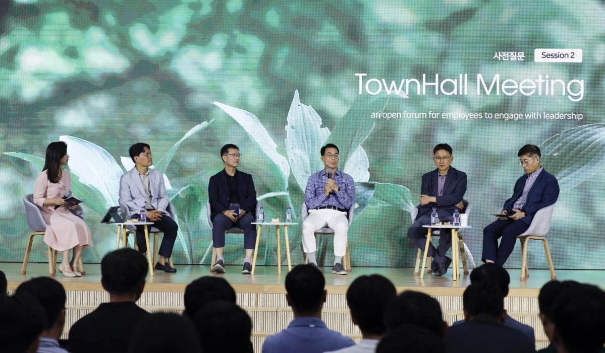 ▲정재욱 현대위아 사장(왼쪽에서 네 번째)가 20일 경상남도 창원특례시 현대위아 본사 내 비전홀에서 열린 타운홀 미팅에서 직원의 질문에 답변하고 있다. (사진제공=현대위아)