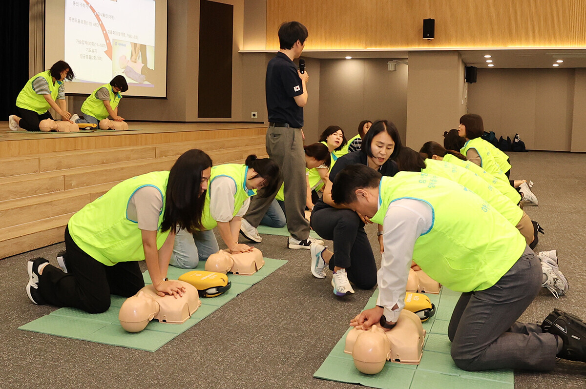 ▲하나금융은 지난 20일 하나금융 명동사옥에서 그룹 임직원을 대상으로 "생명을 살리는 기적, 심폐소생술" 교육을 실시했다. 이날 교육에 참석한 하나금융그룹 임직원들이 심폐소생술 실습을 진행하고 있다. (사진제공=하나금융)