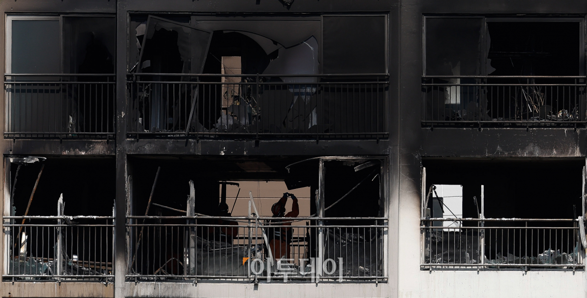 ▲서울경찰청과 소방당국, 한국전기안전공사, 한국가스안전공사 등으로 구성된 합동감식반이 21일 화재 원인 규명을 위해 화재가 발생한 서울 강남구 역삼 현대아이파크 아파트에서 함동 감식을 하고 있다. 경찰은 에어컨 실외기 설치 과정에서 불이 시작됐을 가능성을 조사하고 있는 것으로 알려졌다. 이 화재로 아기 2명 등 총 3명이 병원으로 이송됐다. 조현호 기자 hyunho@