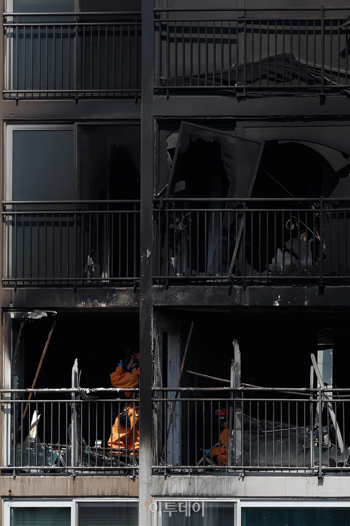 ▲서울경찰청과 소방당국, 한국전기안전공사, 한국가스안전공사 등으로 구성된 합동감식반이 21일 화재 원인 규명을 위해 화재가 발생한 서울 강남구 역삼 현대아이파크 아파트에서 함동 감식을 하고 있다. 경찰은 에어컨 실외기 설치 과정에서 불이 시작됐을 가능성을 조사하고 있는 것으로 알려졌다. 이 화재로 아기 2명 등 총 3명이 병원으로 이송됐다. 조현호 기자 hyunho@