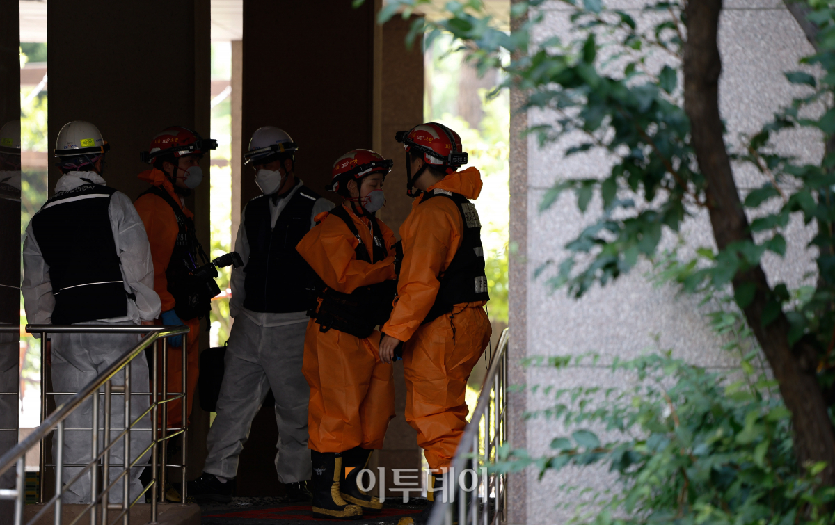 ▲서울경찰청과 소방당국, 한국전기안전공사, 한국가스안전공사 등으로 구성된 합동감식반이 21일 화재 원인 규명을 위해 화재가 발생한 서울 강남구 역삼 현대아이파크 아파트에서 함동 감식을 위해 현장으로 향하고 있다. 경찰은 에어컨 실외기 설치 과정에서 불이 시작됐을 가능성을 조사하고 있는 것으로 알려졌다. 이 화재로 아기 2명 등 총 3명이 병원으로 이송됐다. 조현호 기자 hyunho@