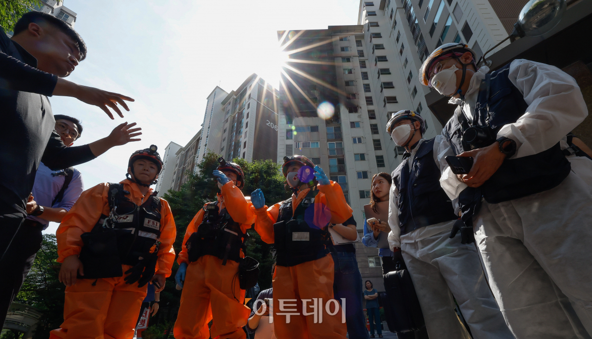 ▲서울경찰청과 소방당국, 한국전기안전공사, 한국가스안전공사 등으로 구성된 합동감식반이 21일 화재 원인 규명을 위해 화재가 발생한 서울 강남구 역삼 현대아이파크 아파트에서 함동 감식 준비를 하고 있다. 경찰은 에어컨 실외기 설치 과정에서 불이 시작됐을 가능성을 조사하고 있는 것으로 알려졌다. 이 화재로 아기 2명 등 총 3명이 병원으로 이송됐다. 조현호 기자 hyunho@