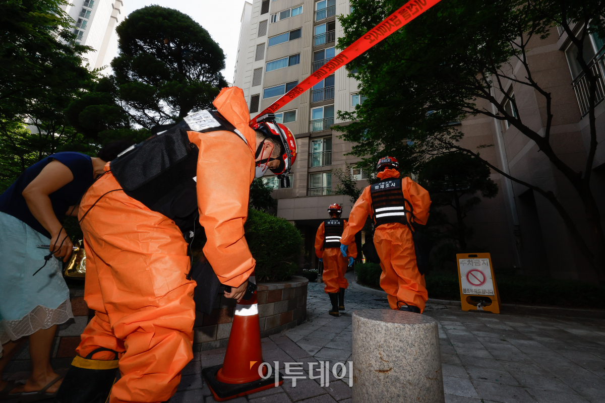 ▲서울경찰청과 소방당국, 한국전기안전공사, 한국가스안전공사 등으로 구성된 합동감식반이 21일 화재 원인 규명을 위해 화재가 발생한 서울 강남구 역삼 현대아이파크 아파트에서 함동 감식을 위해 현장으로 향하고 있다. 경찰은 에어컨 실외기 설치 과정에서 불이 시작됐을 가능성을 조사하고 있는 것으로 알려졌다. 이 화재로 아기 2명 등 총 3명이 병원으로 이송됐다. 조현호 기자 hyunho@