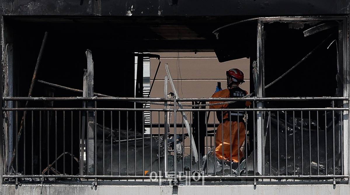 ▲서울경찰청과 소방당국, 한국전기안전공사, 한국가스안전공사 등으로 구성된 합동감식반이 21일 화재 원인 규명을 위해 화재가 발생한 서울 강남구 역삼 현대아이파크 아파트에서 함동 감식을 하고 있다. 경찰은 에어컨 실외기 설치 과정에서 불이 시작됐을 가능성을 조사하고 있는 것으로 알려졌다. 이 화재로 아기 2명 등 총 3명이 병원으로 이송됐다. 조현호 기자 hyunho@