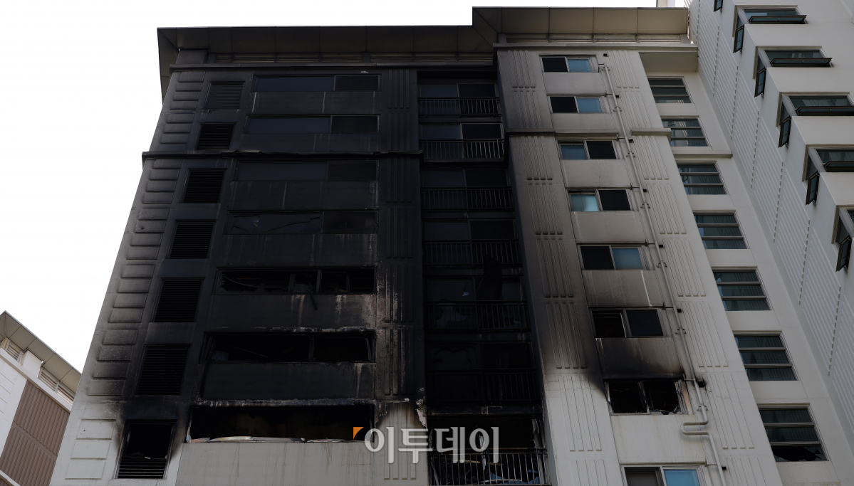 ▲21일 서울 강남구 현대 아이파크 아파트가 화재로 불에타 까맣게 그을려 있다. 이날 경찰과 소방당국 등 유관기관으로 구성된 합동감식반이 화재 원인 규명을 위해 합동 감식을 진행했다. 경찰은 에어컨 실외기 설치 과정에서 불이 시작됐을 가능성을 조사하고 있는 것으로 알려졌다. 이 화재로 아기 2명 등 총 3명이 병원으로 이송됐다. 조현호 기자 hyunho@