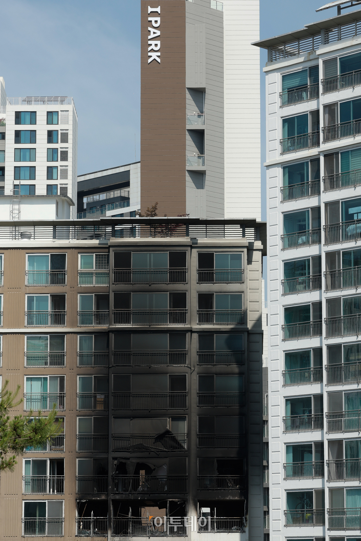 ▲21일 서울 강남구 현대 아이파크 아파트가 화재로 불에타 까맣게 그을려 있다. 이날 경찰과 소방당국 등 유관기관으로 구성된 합동감식반이 화재 원인 규명을 위해 합동 감식을 진행했다. 경찰은 에어컨 실외기 설치 과정에서 불이 시작됐을 가능성을 조사하고 있는 것으로 알려졌다. 이 화재로 아기 2명 등 총 3명이 병원으로 이송됐다. 조현호 기자 hyunho@