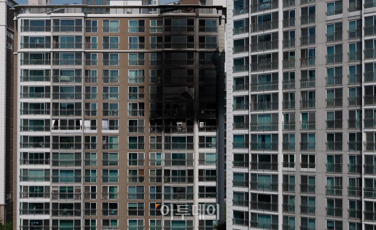 ▲21일 서울 강남구 현대 아이파크 아파트가 화재로 불에타 까맣게 그을려 있다. 이날 경찰과 소방당국 등 유관기관으로 구성된 합동감식반이 화재 원인 규명을 위해 합동 감식을 진행했다. 경찰은 에어컨 실외기 설치 과정에서 불이 시작됐을 가능성을 조사하고 있는 것으로 알려졌다. 이 화재로 아기 2명 등 총 3명이 병원으로 이송됐다. 조현호 기자 hyunho@