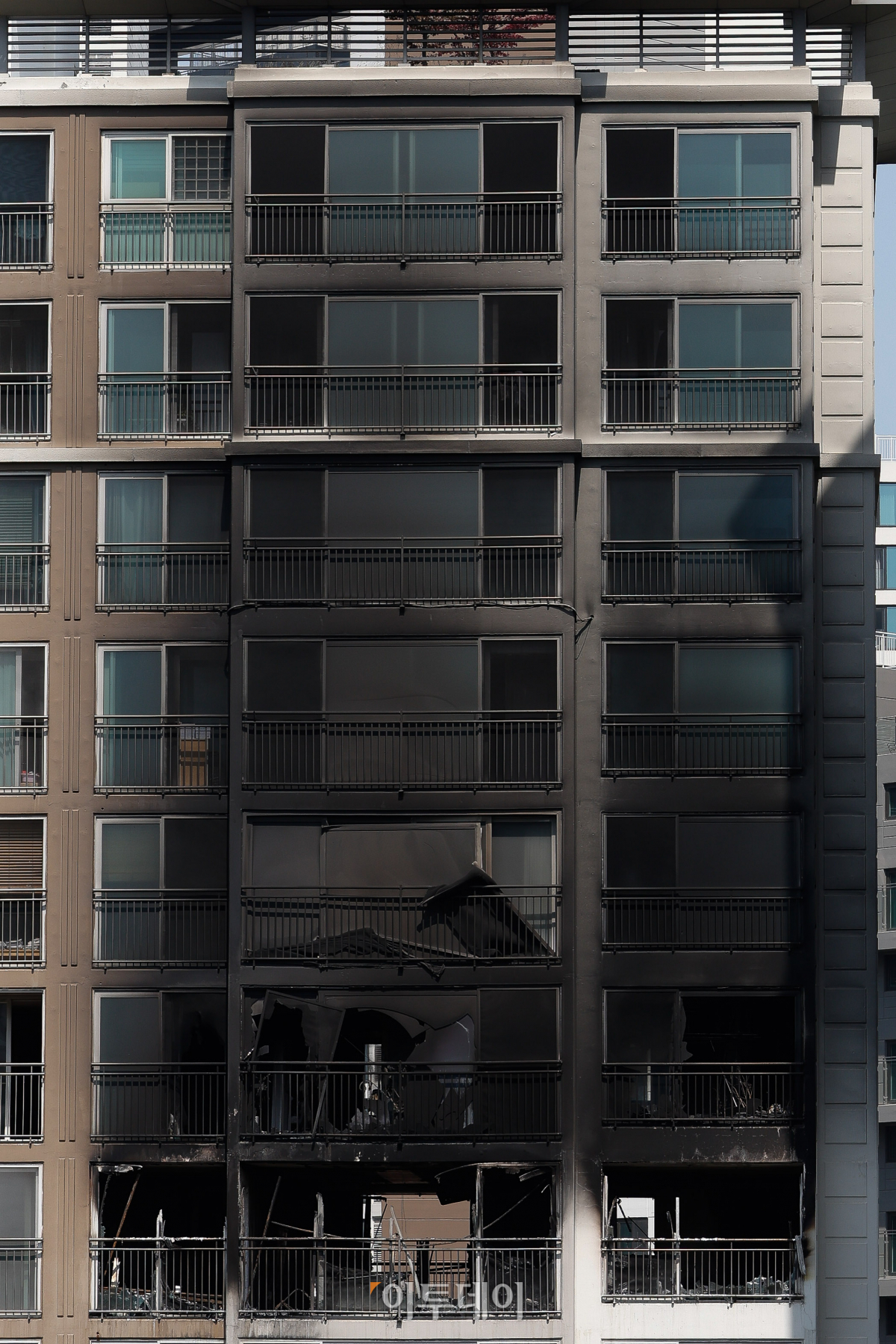 ▲21일 서울 강남구 현대 아이파크 아파트가 화재로 불에타 까맣게 그을려 있다. 이날 경찰과 소방당국 등 유관기관으로 구성된 합동감식반이 화재 원인 규명을 위해 합동 감식을 진행했다. 경찰은 에어컨 실외기 설치 과정에서 불이 시작됐을 가능성을 조사하고 있는 것으로 알려졌다. 이 화재로 아기 2명 등 총 3명이 병원으로 이송됐다. 조현호 기자 hyunho@