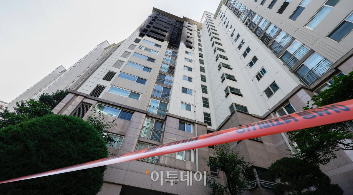 ▲21일 서울 강남구 현대 아이파크 아파트가 화재로 불에타 까맣게 그을려 있다. 이날 경찰과 소방당국 등 유관기관으로 구성된 합동감식반이 화재 원인 규명을 위해 합동 감식을 진행했다. 경찰은 에어컨 실외기 설치 과정에서 불이 시작됐을 가능성을 조사하고 있는 것으로 알려졌다. 이 화재로 아기 2명 등 총 3명이 병원으로 이송됐다. 조현호 기자 hyunho@