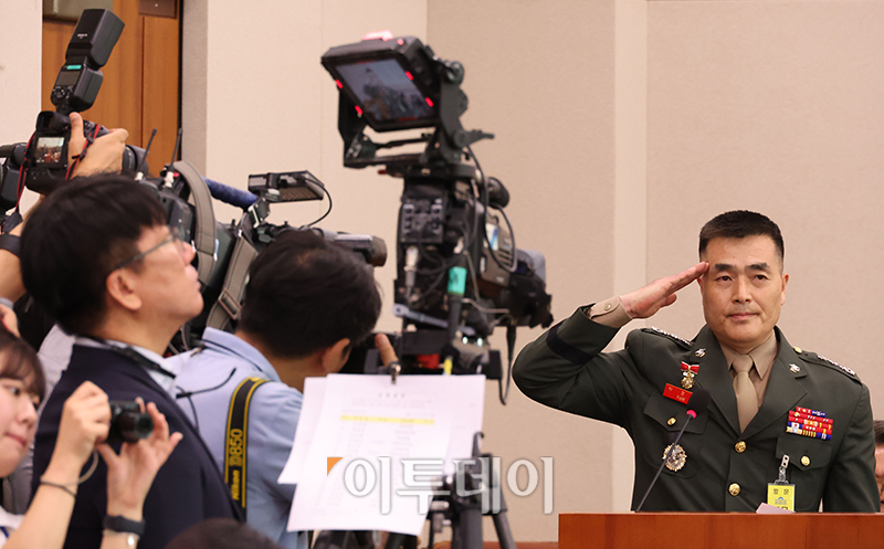 ▲박정훈 전 해병대수사단장이 21일 서울 여의도 국회 법제사법위원회에서 열린 순직 해병 수사 방해 및 사건 은폐 등의 진상규명을 위한 특별검사의 임명 등에 관한 법률안 관련 입법청문회에서 경례하고 있다. 고이란 기자 photoeran@