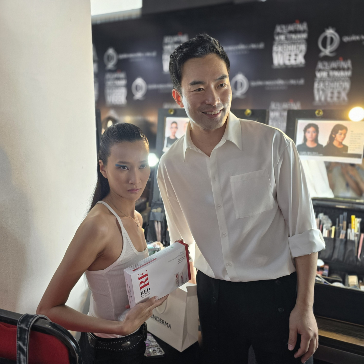 ▲디자이너 이청청(오른쪽), 베트남 현지모델(왼쪽) (바이옵트 제공)