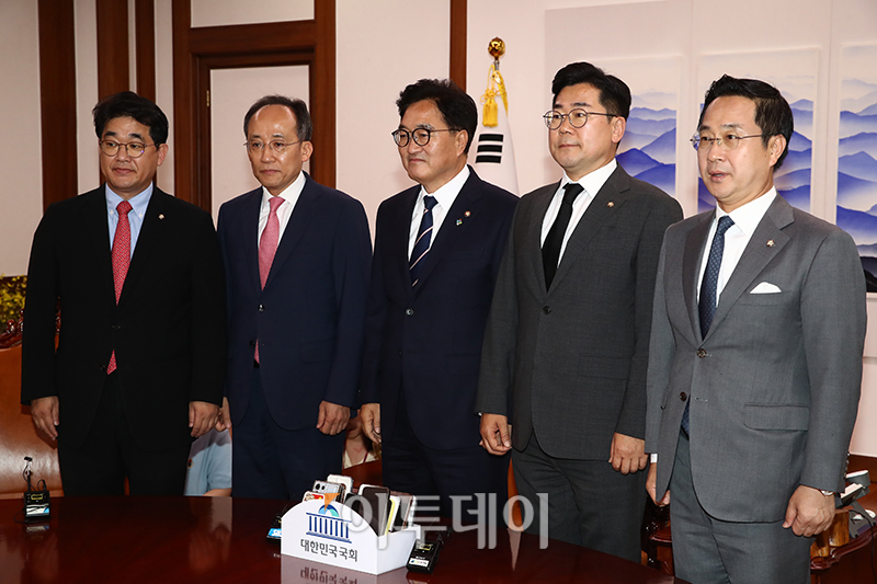 ▲우원식 국회의장이 21일 서울 여의도 국회에서 추경호 국민의힘 원내대표, 박찬대 더불어민주당 원내대표와 회동을 하고 있다. 왼쪽부터 국민의힘 배준영 원내수석부대표, 추 원내대표, 우 의장, 더불어민주당 박 원내대표, 박성준 원내수석부대표. 고이란 기자 photoeran@