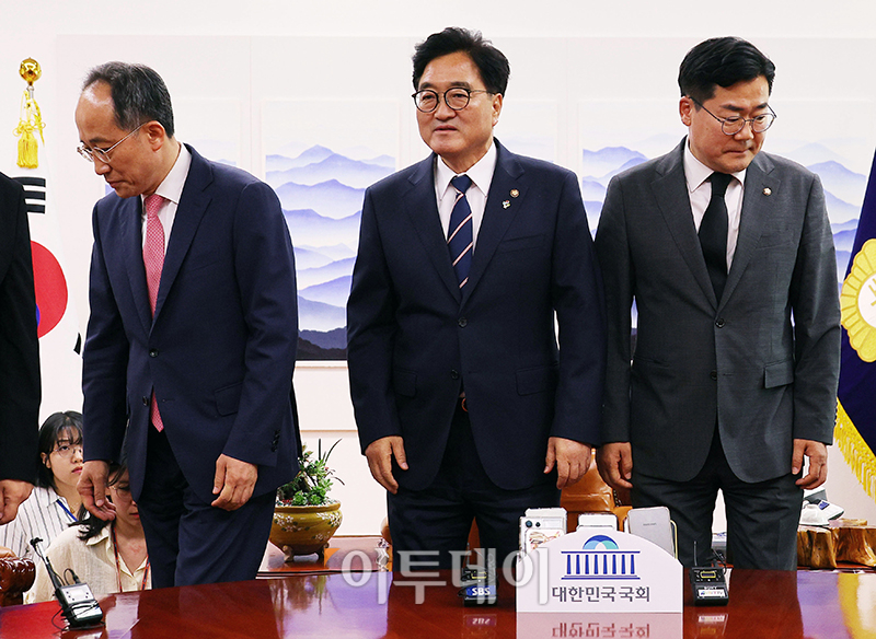 ▲우원식(가운데) 국회의장이 21일 서울 여의도 국회에서 추경호(왼쪽) 국민의힘 원내대표, 박찬대 더불어민주당 원내대표와 회동을 하고 있다. 고이란 기자 photoeran@