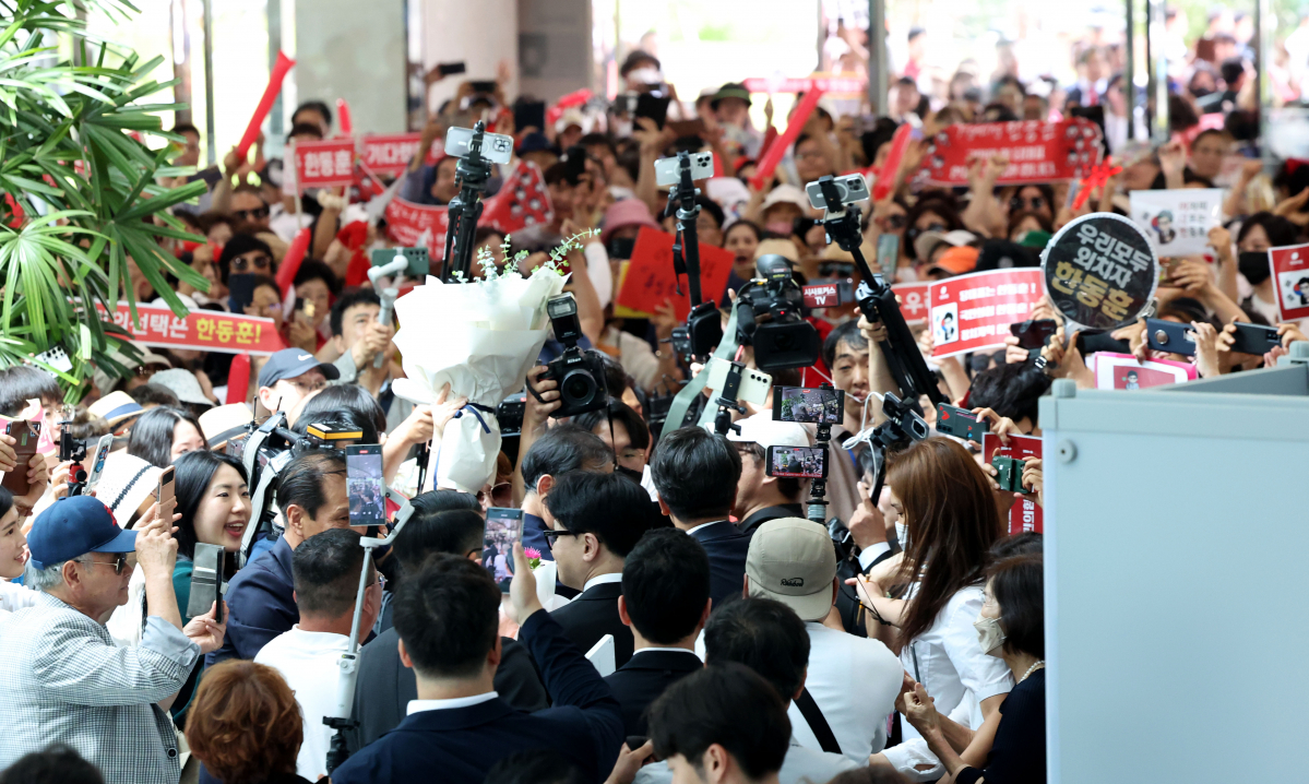 ▲한동훈 전 국민의힘 비상대책위원장이 23일 서울 여의도 국회에서 당대표 출마선언을 마친 뒤 소통관을 나서고 있다. 신태현 기자 holjjak@