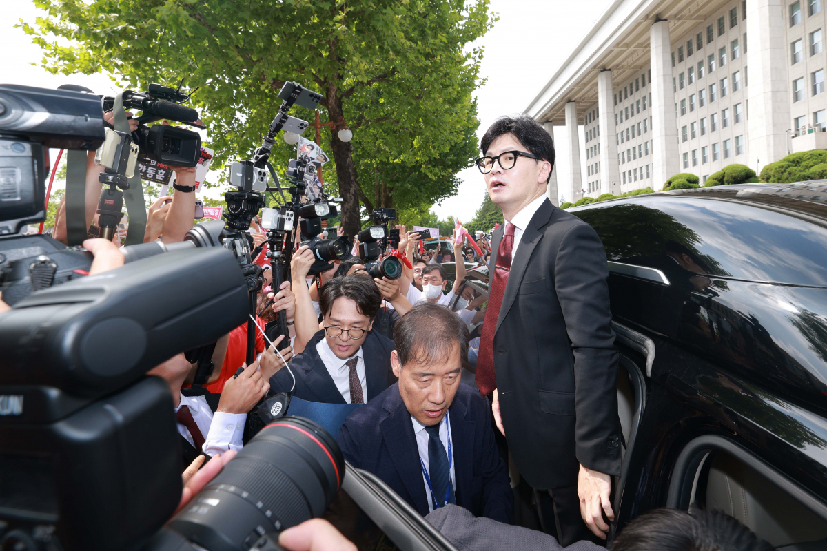 ▲한동훈 전 국민의힘 비상대책위원장이 23일 서울 여의도 국회에서 당대표 출마선언을 마친 뒤 소통관을 나서고 있다. 신태현 기자 holjjak@