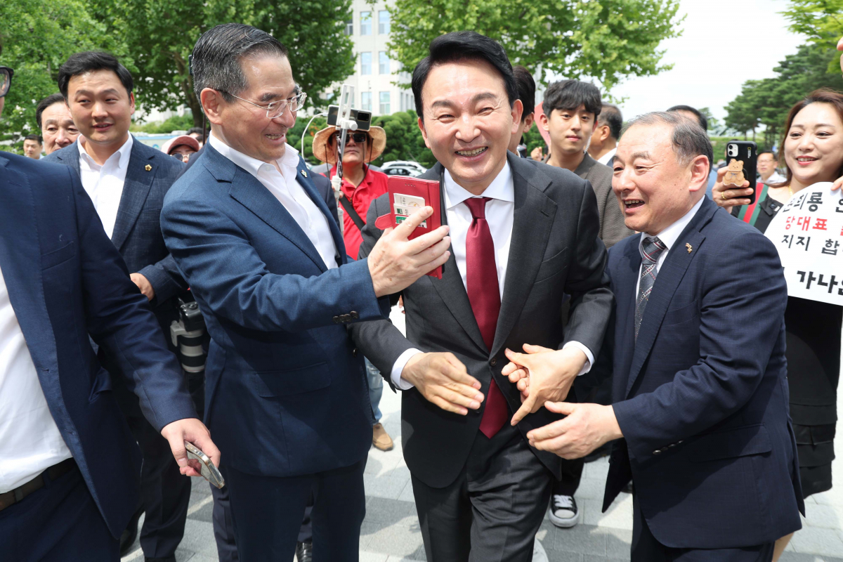 ▲원희룡 전 국토교통부 장관이 23일 서울 여의도 국회에서 국민의힘 당대표 출마선언을 위해 소통관으로 들어서고 있다. 신태현 기자 holjjak@