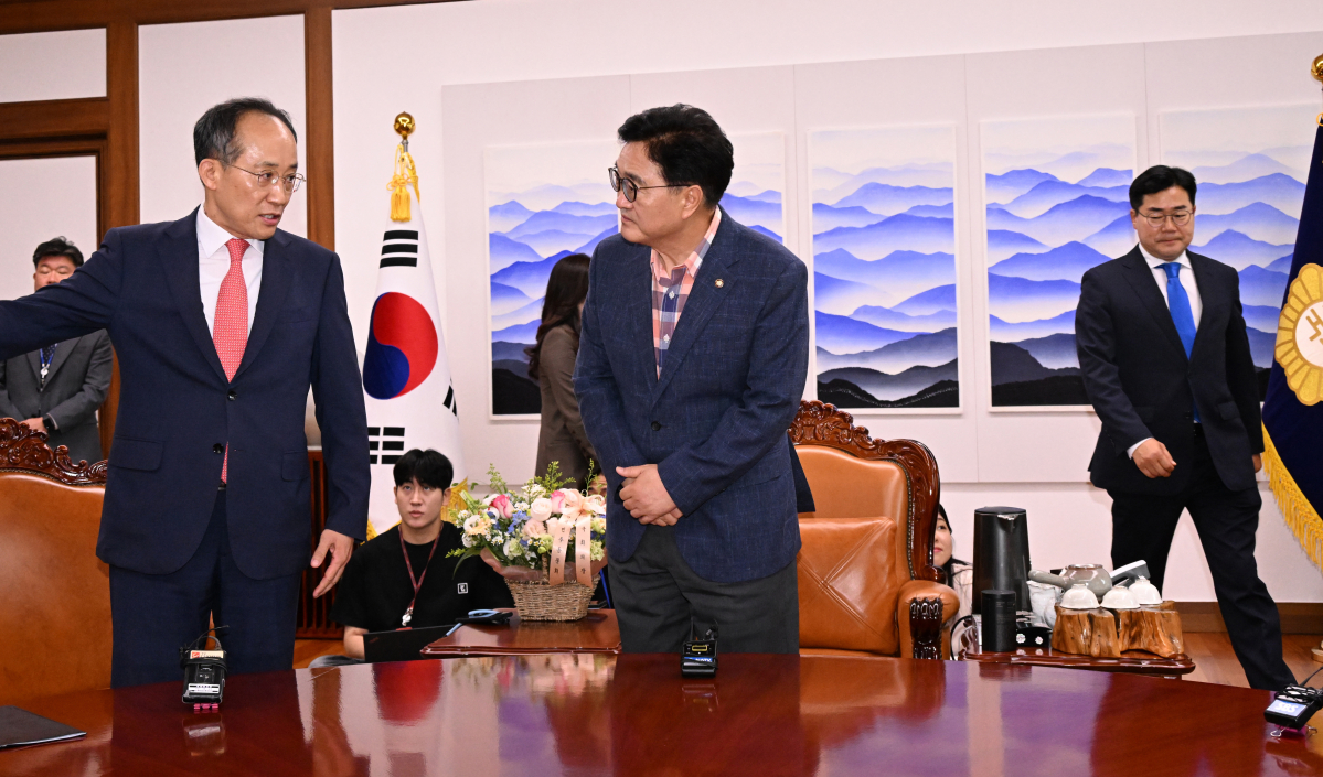 ▲우원식(가운데) 국회의장, 추경호 국민의힘 원내대표, 박찬대 더불어민주당 원내대표가 23일 서울 여의도 국회에서 국회의장 주재 양당 원내대표 회동을 갖고 있다. 신태현 기자 holjjak@