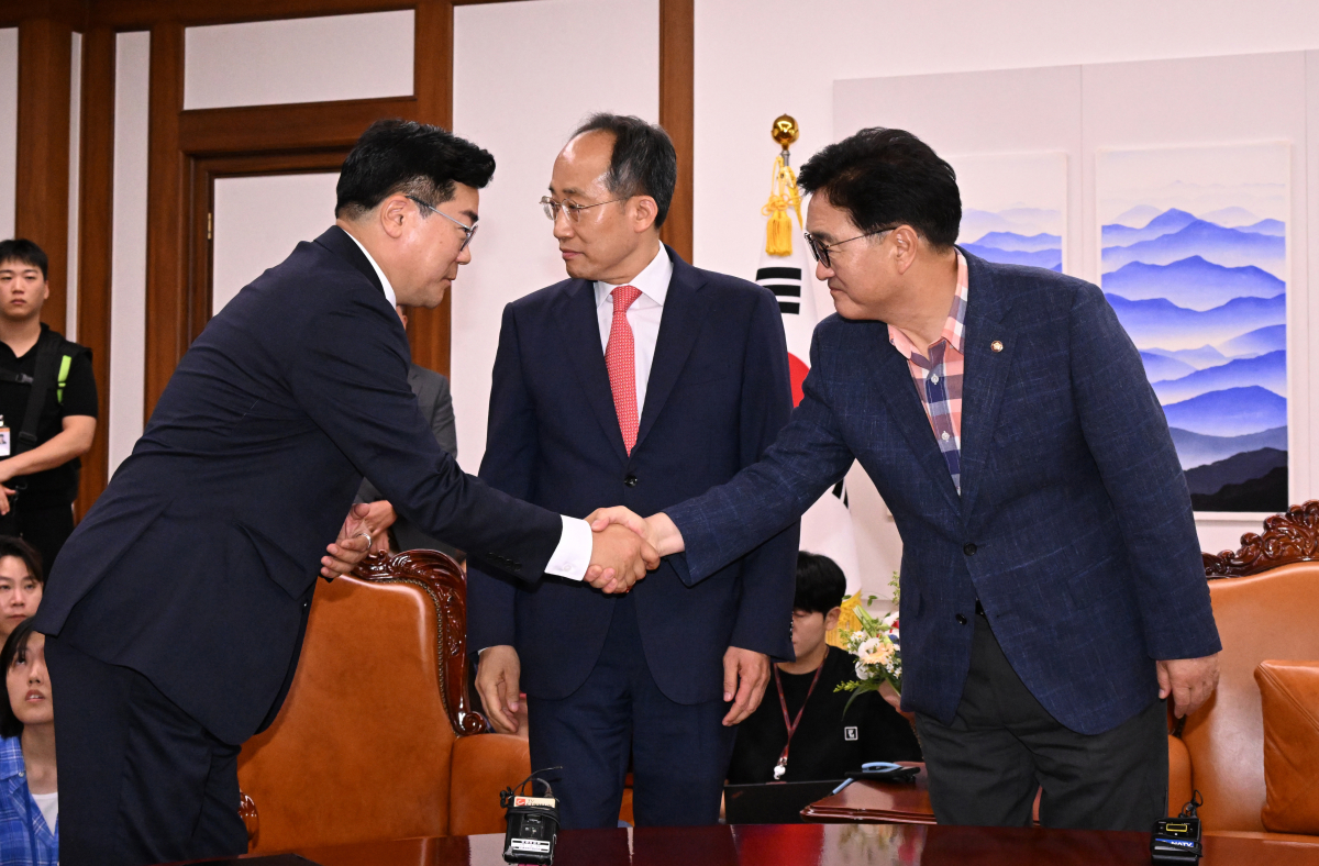 ▲우원식(오른쪽부터) 국회의장, 추경호 국민의힘 원내대표, 박찬대 더불어민주당 원내대표가 23일 서울 여의도 국회에서 국회의장 주재 양당 원내대표 회동을 갖고 있다. 신태현 기자 holjjak@