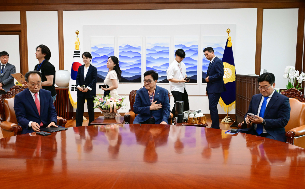 ▲우원식(가운데) 국회의장, 추경호 국민의힘 원내대표, 박찬대 더불어민주당 원내대표가 23일 서울 여의도 국회에서 국회의장 주재 양당 원내대표 회동을 갖고 있다. 신태현 기자 holjjak@