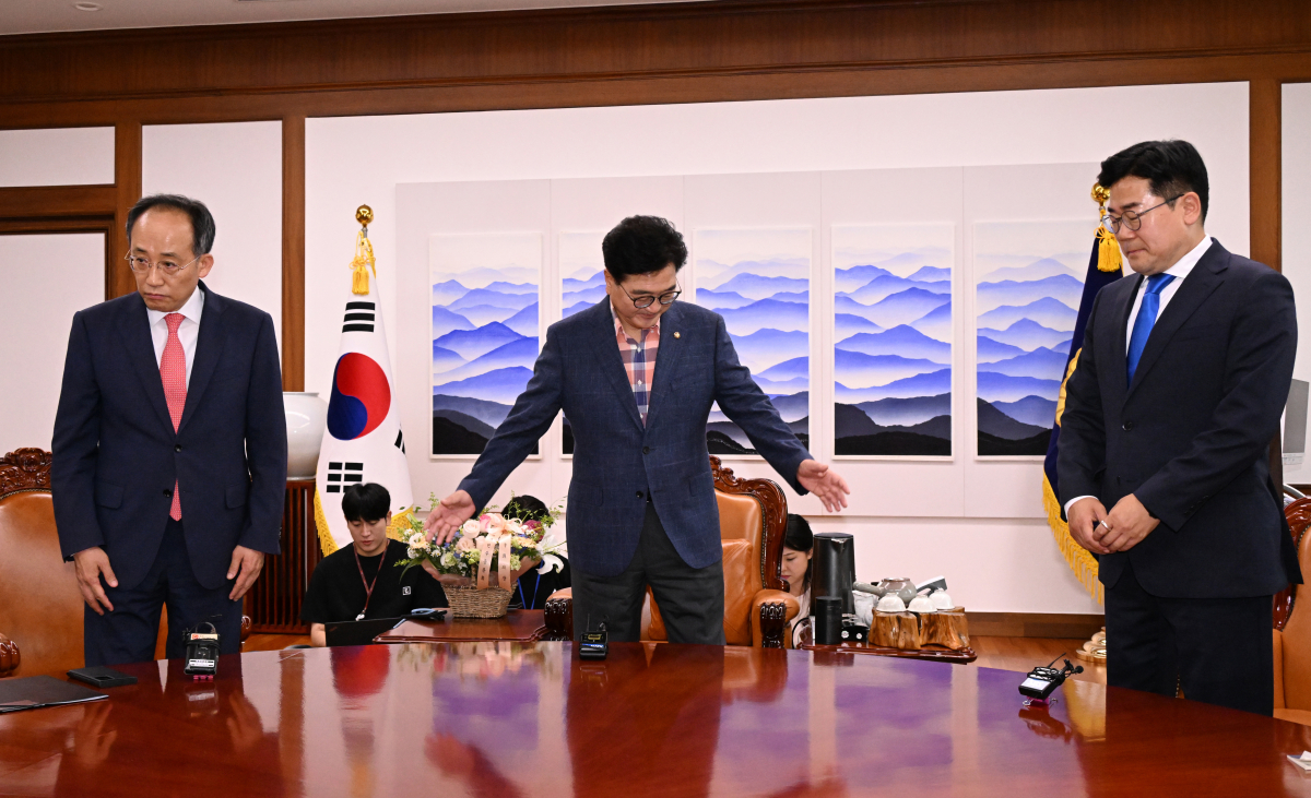 ▲우원식(가운데) 국회의장, 추경호 국민의힘 원내대표, 박찬대 더불어민주당 원내대표가 23일 서울 여의도 국회에서 국회의장 주재 양당 원내대표 회동을 갖고 있다. 신태현 기자 holjjak@