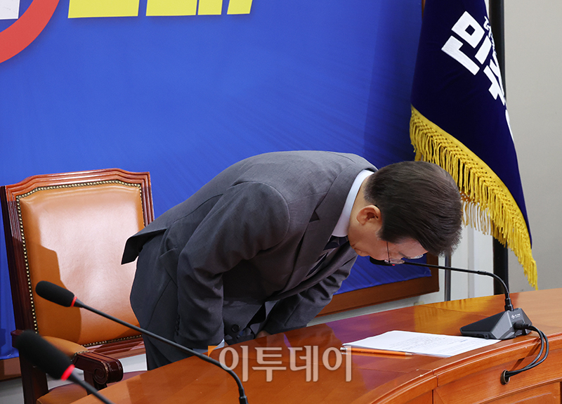 ▲이재명 더불어민주당 대표가 24일 서울 여의도 국회에서 당대표직 사퇴 입장 발표를 마치고 인사하고 있다. 고이란 기자 photoeran@