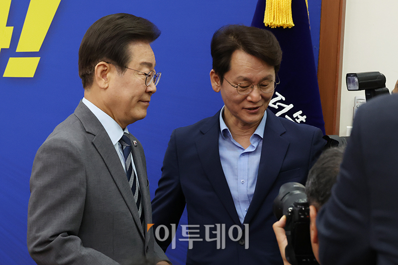 ▲이재명 더불어민주당 대표가 24일 서울 여의도 국회에서 당대표직 사퇴 입장 발표를 마치고 퇴장하고 있다. 고이란 기자 photoeran@