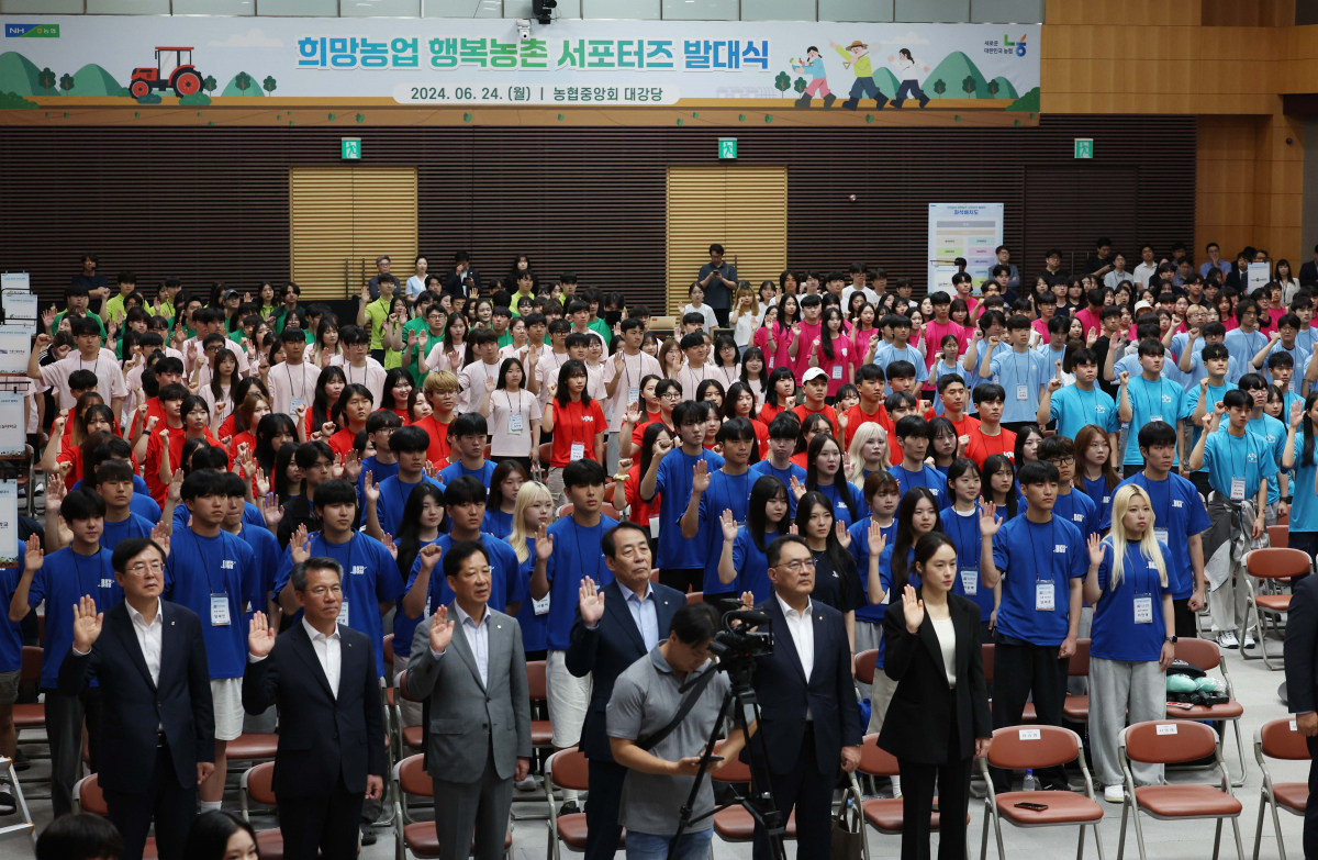 ▲24일 서울 중구 농협중앙회에서 열린 '희망농업 행복농촌 서포터즈 발대식'에서 학생들이 결의문을 낭독하고 있다. 8개 대학 학생 서포터즈는 이날부터 8개도 농촌마을로 흩어져 3박4일 동안 봉사활동을 시작한다. 신태현 기자 holjjak@