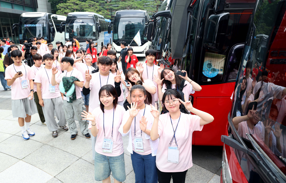 ▲24일 서울 중구 농협중앙회에서 열린 '희망농업 행복농촌 서포터즈 발대식'을 마친 대학생 서포터즈들이 버스에 탑승하고 있다. 8개 대학 학생 서포터즈는 이날부터 8개도 농촌마을로 흩어져 3박4일 동안 봉사활동을 시작한다. 신태현 기자 holjjak@