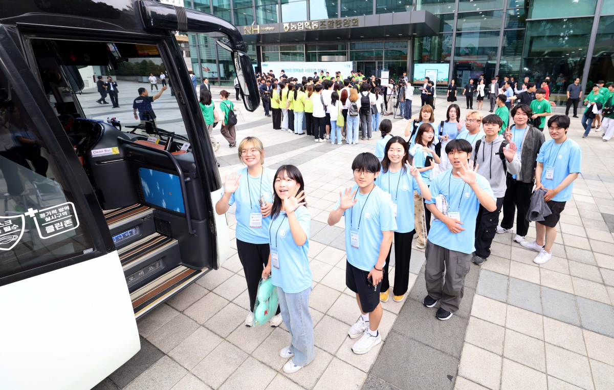 ▲24일 서울 중구 농협중앙회에서 열린 '희망농업 행복농촌 서포터즈 발대식'을 마친 대학생 서포터즈들이 버스에 탑승하고 있다. 8개 대학 학생 서포터즈는 이날부터 8개도 농촌마을로 흩어져 3박4일 동안 봉사활동을 시작한다. 신태현 기자 holjjak@