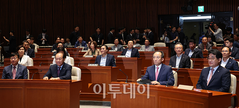 ▲황우여 국민의힘 비상대책위원장과 추경호 원내대표가 24일 서울 여의도 국회 예결위회의장에서 열린 의원총회에 참석하고 있다. 앞줄 왼쪽부터 정점식 정책위의장, 황 비대위원장, 추 원내대표, 배준영 원내수석부대표. 고이란 기자 photoeran@