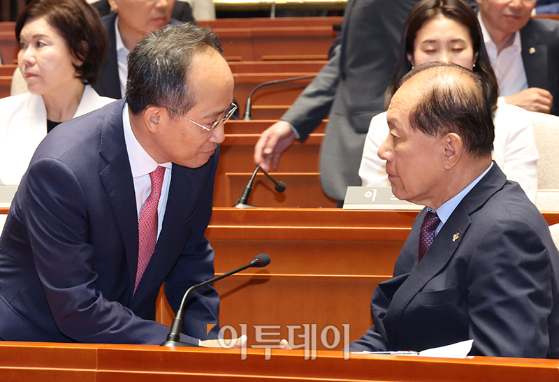 ▲황우여(오른쪽) 국민의힘 비상대책위원장과 추경호 원내대표가 24일 서울 여의도 국회 예결위회의장에서 열린 의원총회에서 인사하고 있다. 고이란 기자 photoeran@