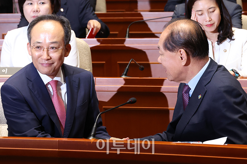 ▲황우여(오른쪽) 국민의힘 비상대책위원장과 추경호 원내대표가 24일 서울 여의도 국회 예결위회의장에서 열린 의원총회에서 인사하고 있다. 고이란 기자 photoeran@