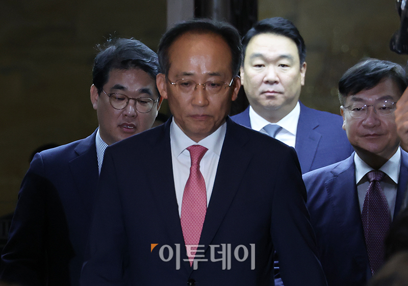 ▲추경호 국민의힘 원내대표가 24일 서울 여의도 국회 예결위회의장에서 열린 의원총회에 참석하고 있다. 고이란 기자 photoeran@