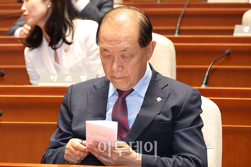 ▲황우여 국민의힘 비상대책위원장이 24일 서울 여의도 국회 예결위회의장에서 열린 의원총회에 참석하고 있다. 고이란 기자 photoeran@