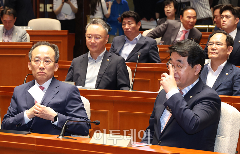 ▲추경호(왼쪽) 원내대표와 배준영 원내수석부대표가 24일 서울 여의도 국회 예결위회의장에서 열린 의원총회에 참석하고 있다. 고이란 기자 photoeran@