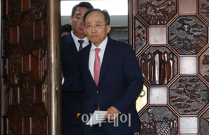 ▲추경호 국민의힘 원내대표가 24일 서울 여의도 국회 로텐더홀에서 국회 정상화를 위한 대국민 입장 발표를 위해 의원총회 회의장을 나서고 있다. 고이란 기자 photoeran@