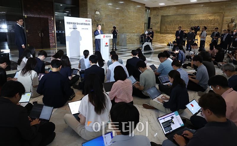 ▲추경호 국민의힘 원내대표가 24일 서울 여의도 국회 로텐더홀에서 국회 정상화를 위한 대국민 입장 발표를 하고 있다. 고이란 기자 photoeran@