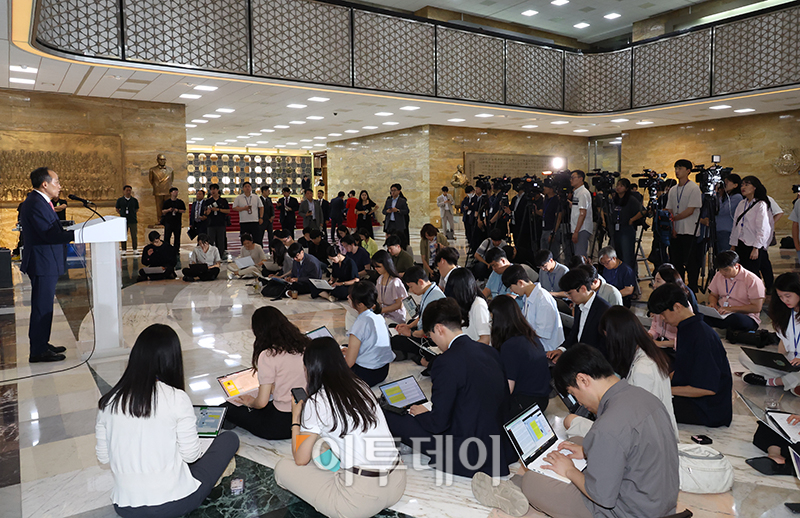 ▲추경호 국민의힘 원내대표가 24일 서울 여의도 국회 로텐더홀에서 국회 정상화를 위한 대국민 입장 발표를 하고 있다. 고이란 기자 photoeran@