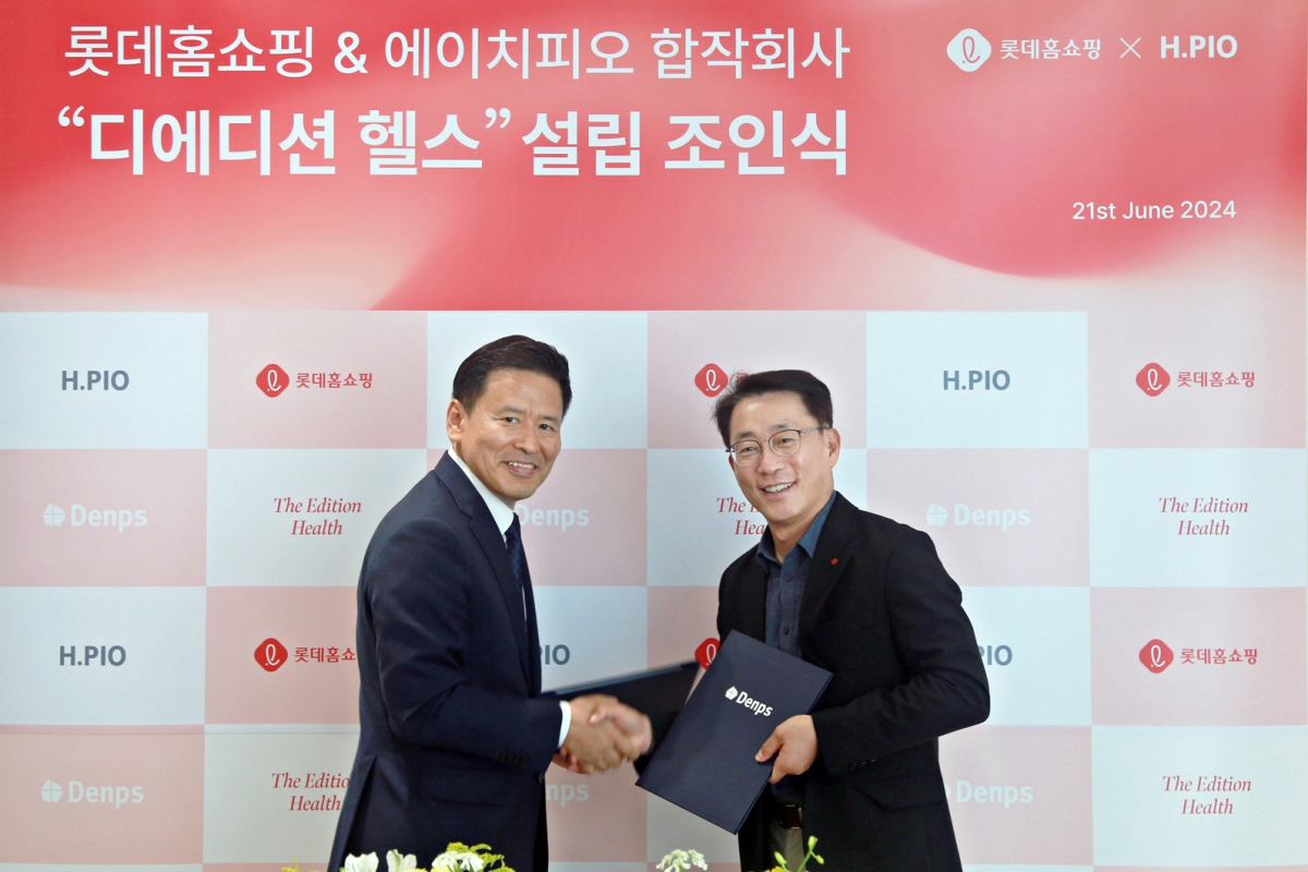 ▲(왼쪽부터)민택근 에이치피오 대표, 김재겸 롯데홈쇼핑 대표가 21일 서울 용산구 한남동 에이치피오 사무실에서프리미엄 단백질 건강식품 개발 및 판매를 위한 합작법인 '디에디션 헬스'를 설립 조인식 후 악수를 하고 있다. (사진제공=롯데홈쇼핑)