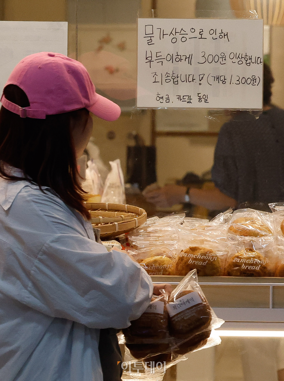 ▲지하철 역사 내 '1000원 빵집'이 인플레이션(물가 상승)을 이기지 못해 잇달아 가격을 인상하면서 사라지고 있다. 밀가루 가격은 내렸지만 인플레이션 여파로 운송·인건비 등의 부담이 커졌기 때문이다. 24일 유통·식품업계에 따르면 밀가루는 지난 3∼4월 제분업체 4사가 평균 3.2∼6.5% 정도 가격을 내리면서 안정세를 찾았다. 1000원 빵집 사업 제조·유통업에 종사하고 있는 한 업계 관계자는 "빵 원료 가격은 안정을 찾고 있어 가격 인상에 영향을 주기 어렵다"며 "운송 비용, 판매점 임대료, 인건비 등 원료 외 비용 부담이 큰 것으로 보인다"고 설명했다. 서울 서초구의 한 지하철 역사 내 빵집에 물가상승으로 인한 가격 인상 안내문이 붙어있다. 조현호 기자 hyunho@