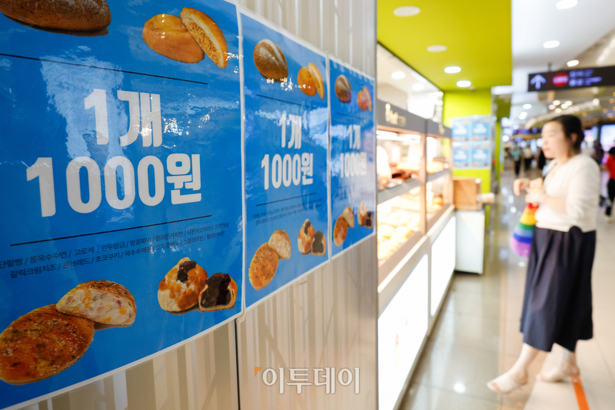 ▲지하철 역사 내 '1000원 빵집'이 인플레이션(물가 상승)을 이기지 못해 잇달아 가격을 인상하면서 사라지고 있다. 밀가루 가격은 내렸지만 인플레이션 여파로 운송·인건비 등의 부담이 커졌기 때문이다. 24일 유통·식품업계에 따르면 밀가루는 지난 3∼4월 제분업체 4사가 평균 3.2∼6.5% 정도 가격을 내리면서 안정세를 찾았다. 1000원 빵집 사업 제조·유통업에 종사하고 있는 한 업계 관계자는 "빵 원료 가격은 안정을 찾고 있어 가격 인상에 영향을 주기 어렵다"며 "운송 비용, 판매점 임대료, 인건비 등 원료 외 비용 부담이 큰 것으로 보인다"고 설명했다. 서울 강남구의 한 지하철 역사 내에 빵 1개 1000원 안내문이 붙어있다. 조현호 기자 hyunho@