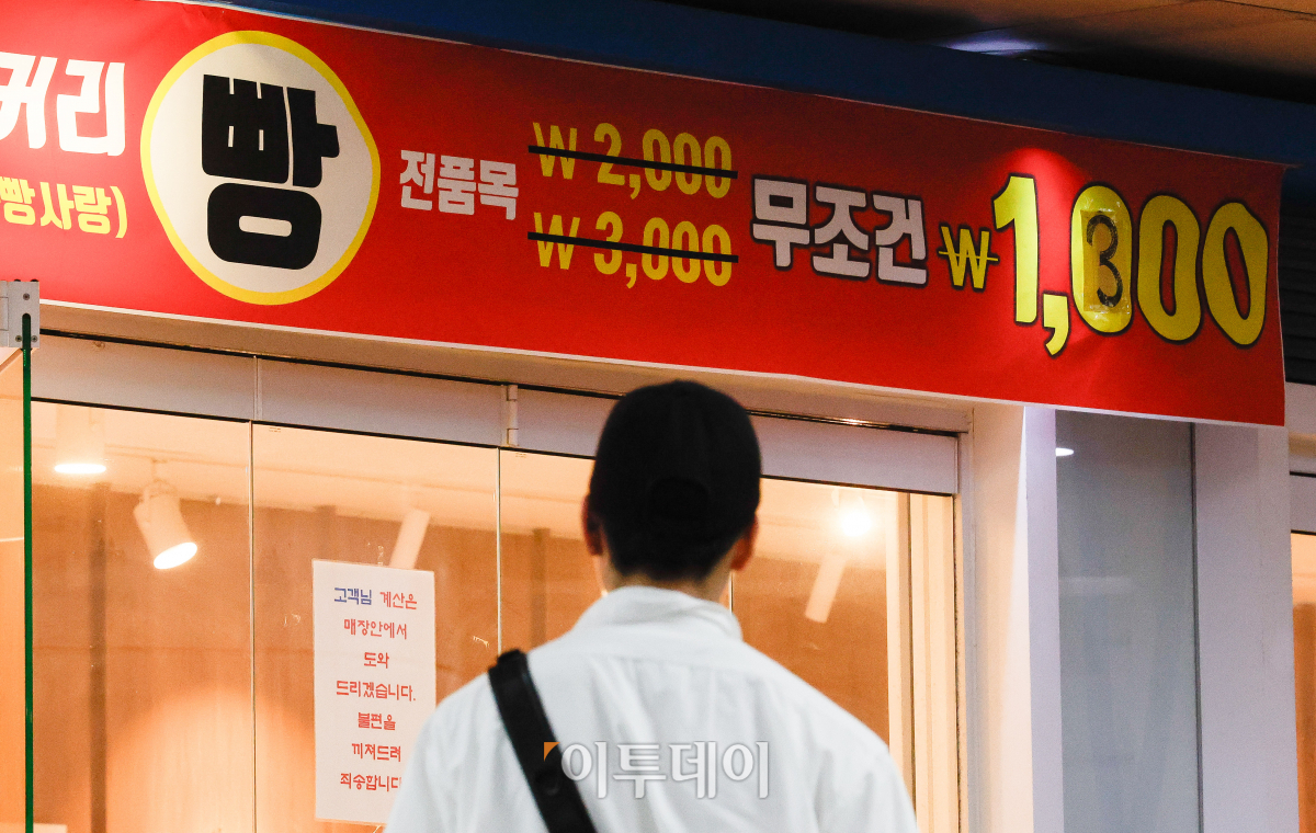 ▲지하철 역사 내 '1000원 빵집'이 인플레이션(물가 상승)을 이기지 못해 잇달아 가격을 인상하면서 사라지고 있다. 밀가루 가격은 내렸지만 인플레이션 여파로 운송·인건비 등의 부담이 커졌기 때문이다. 24일 유통·식품업계에 따르면 밀가루는 지난 3∼4월 제분업체 4사가 평균 3.2∼6.5% 정도 가격을 내리면서 안정세를 찾았다. 1000원 빵집 사업 제조·유통업에 종사하고 있는 한 업계 관계자는 "빵 원료 가격은 안정을 찾고 있어 가격 인상에 영향을 주기 어렵다"며 "운송 비용, 판매점 임대료, 인건비 등 원료 외 비용 부담이 큰 것으로 보인다"고 설명했다. 서울 서초구의 한 지하철 역사 내 빵집에 300원 인상된 빵 가격 안내문이 붙어있다. 조현호 기자 hyunho@