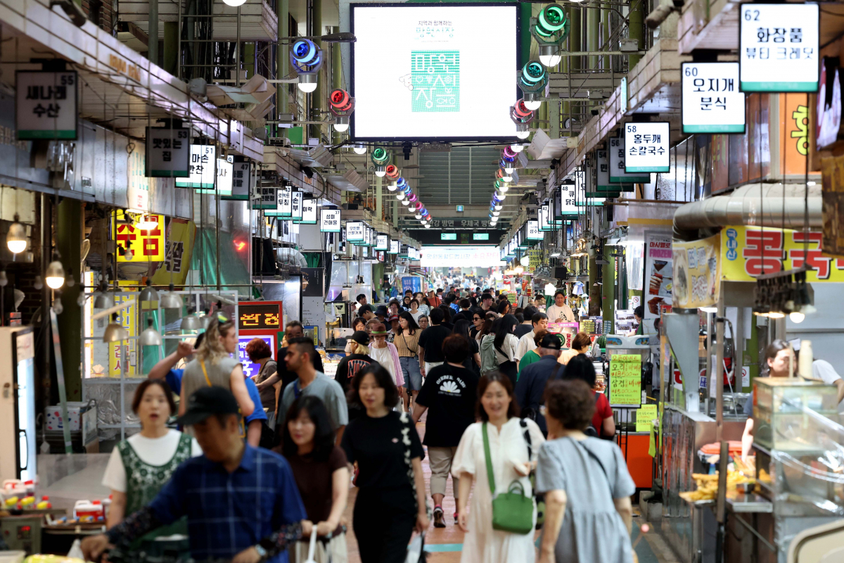 ▲정부가 전통시장에서 쓸 수 있는 온누리상품권 사용처를 대폭 확대하고 전통시장 신용카드 사용분에 대한 소득공제율을 현행 40%에서 80%로 상향 조정하는 방안도 추진하기로 한 24일 서울의 한 전통시장이 시민들로 붐비고 있다. 신태현 기자 holjjak@