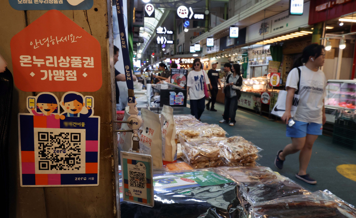 ▲정부가 전통시장에서 쓸 수 있는 온누리상품권 사용처를 대폭 확대하고 전통시장 신용카드 사용분에 대한 소득공제율을 현행 40%에서 80%로 상향 조정하는 방안도 추진하기로 한 24일 서울의 한 전통시장에 온누리상품권 가맹점 안내문이 게시돼 있다. 신태현 기자 holjjak@