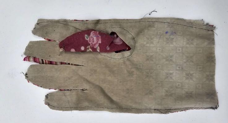 ▲통일부가 이달 4일부터 11일까지 수집한 북한발 오물 풍선 70여 개를 수거해 분석한 결과를 24일 공개했다. 사진은 북한 내부의 생활난을 보여주는 옷감을 덧대어 만든 장갑. (사진제공=통일부)