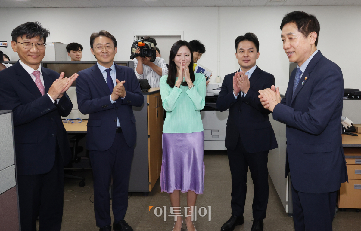 ▲김주현 금융위원장이 25일 서울 종로구 정부서울청사에서 디지털금융정책관 현판식을 마치고 직원들과 인사하고 있다. 조현호 기자 hyunho@