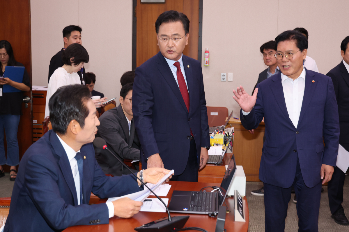▲유상범(가운데) 국민의힘 의원과 송석준 의원이 25일 오전 서울 여의도 국회에서 열린 법제사법위원회 전체회의에서 정청래 국회 법제사법위원장에게 의사일정 변경 등으로 항의하고 있다. 2024.06.25.  (뉴시스)