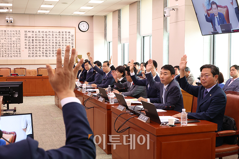 ▲25일 서울 여의도 국회에서 열린 법제사법위원회에서 더불어민주당 소속 정청래 위원장이 '방송3+1법'(방송법·방송문화진흥회법·한국교육방송공사법+방송통신위원회법)을 의결하기 전 더불어민주당 의원들이 손을 들어 찬성 의사를 표하고 있다. 이날 국민의힘 의원들은 반대 의견을 밝히며 퇴장했다. 고이란 기자 photoeran@